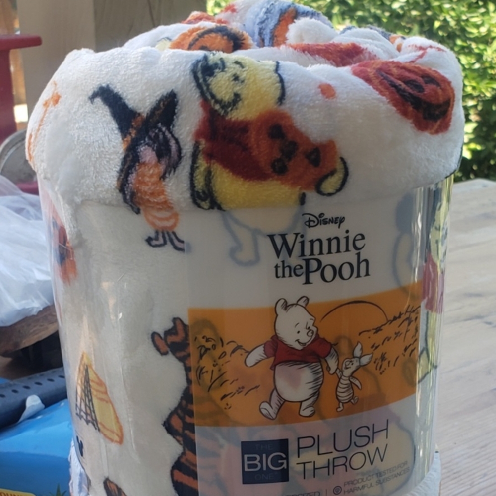 Disney Winnie the Pooh Plush Throw - White and Yellow